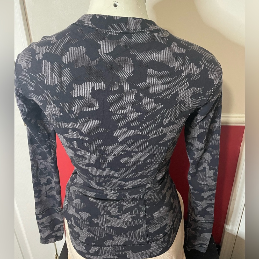 🎉 Lululemon Close to Crossing Long Sleeve Rulu Heritage Camo Black Lunar… - Picture 4 of 5